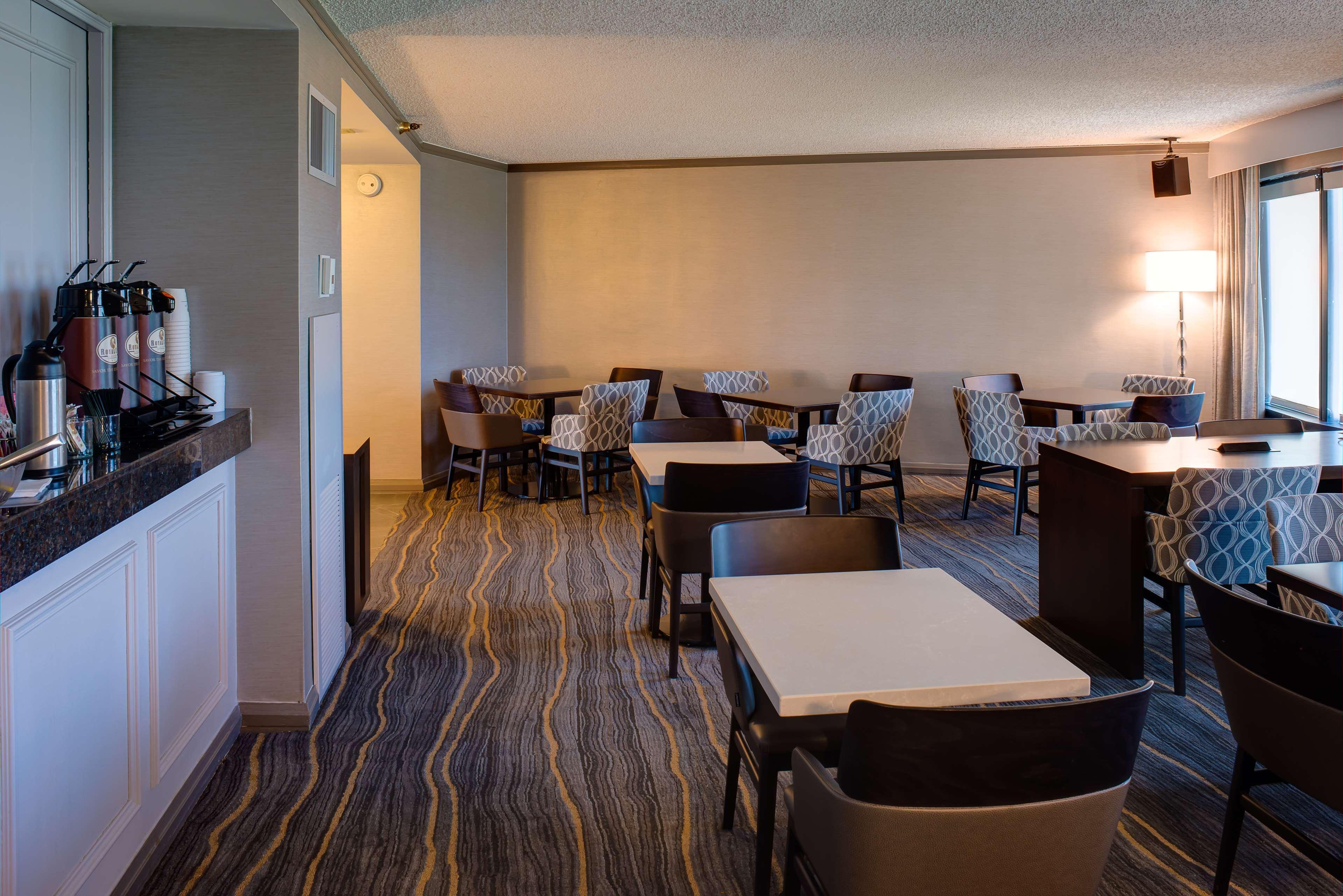 Doubletree By Hilton Tulsa At Warren Place Exterior photo