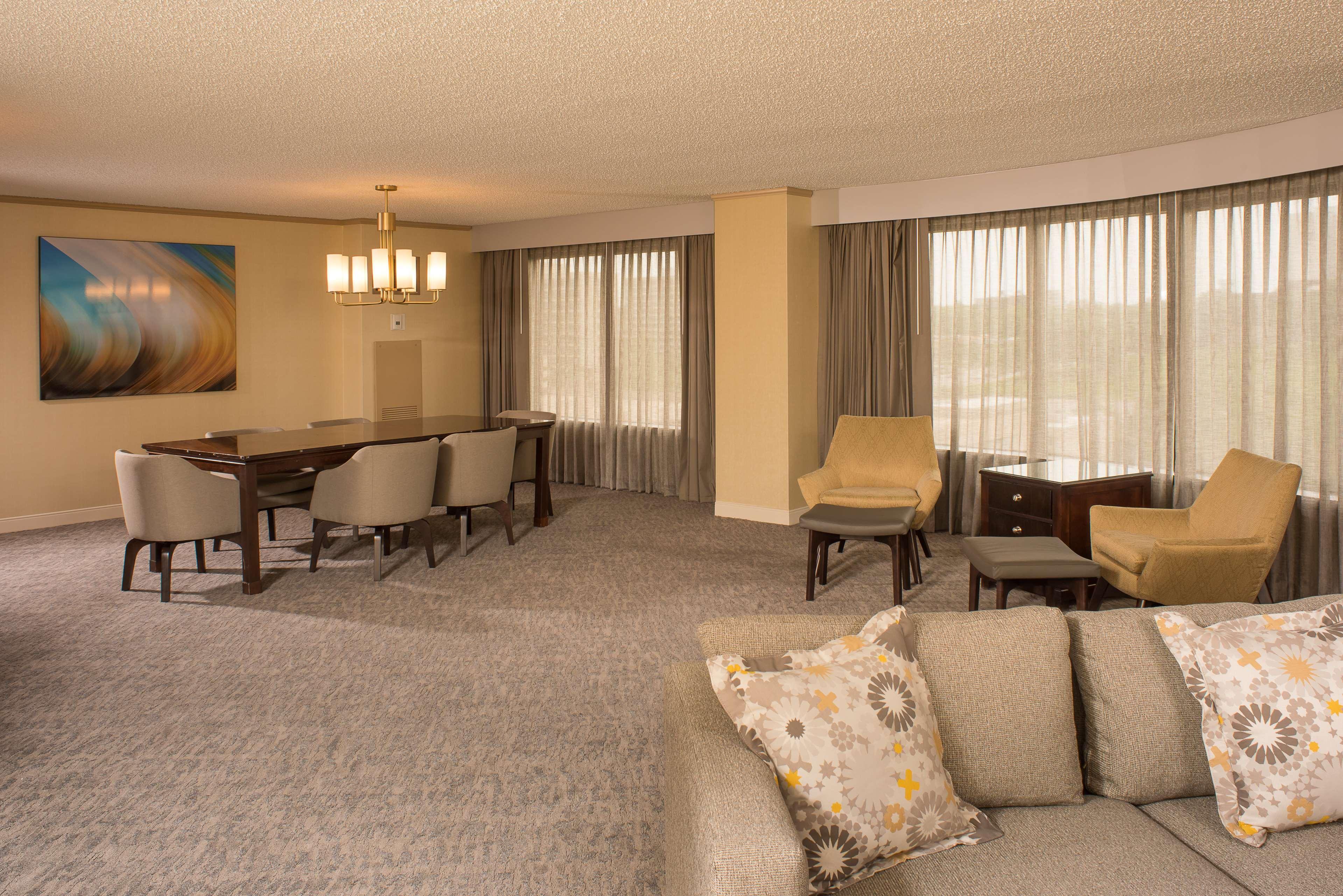 Doubletree By Hilton Tulsa At Warren Place Exterior photo