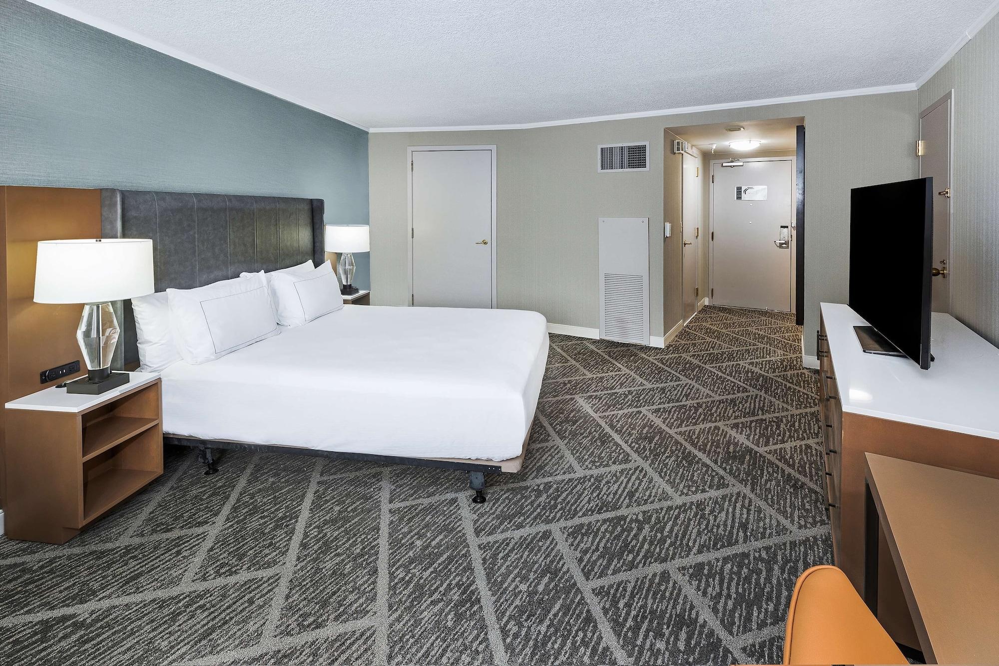 Doubletree By Hilton Tulsa At Warren Place Exterior photo