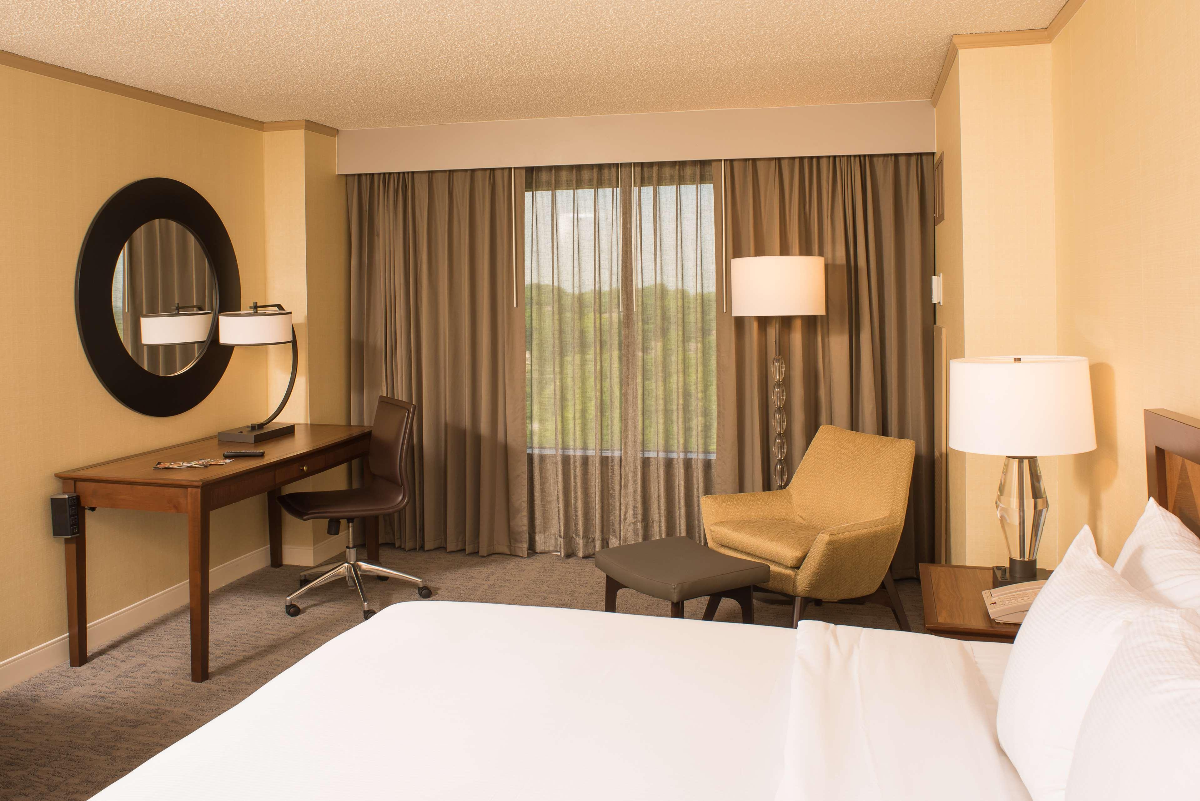 Doubletree By Hilton Tulsa At Warren Place Exterior photo