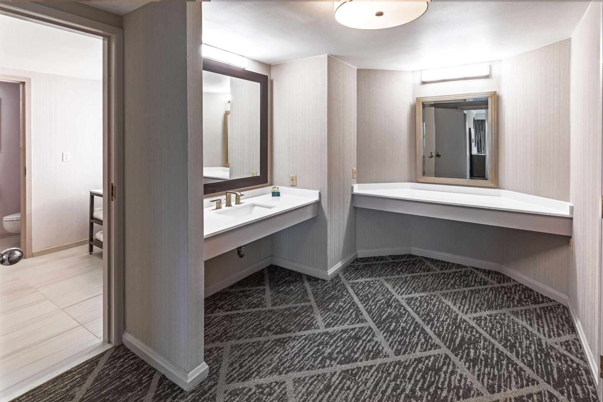 Doubletree By Hilton Tulsa At Warren Place Exterior photo