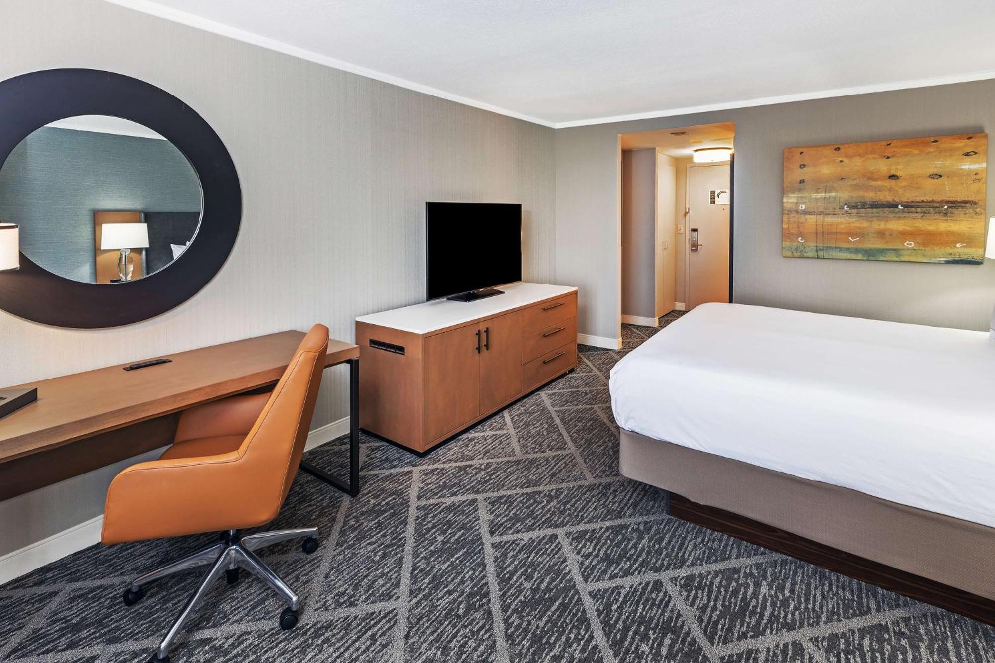 Doubletree By Hilton Tulsa At Warren Place Exterior photo